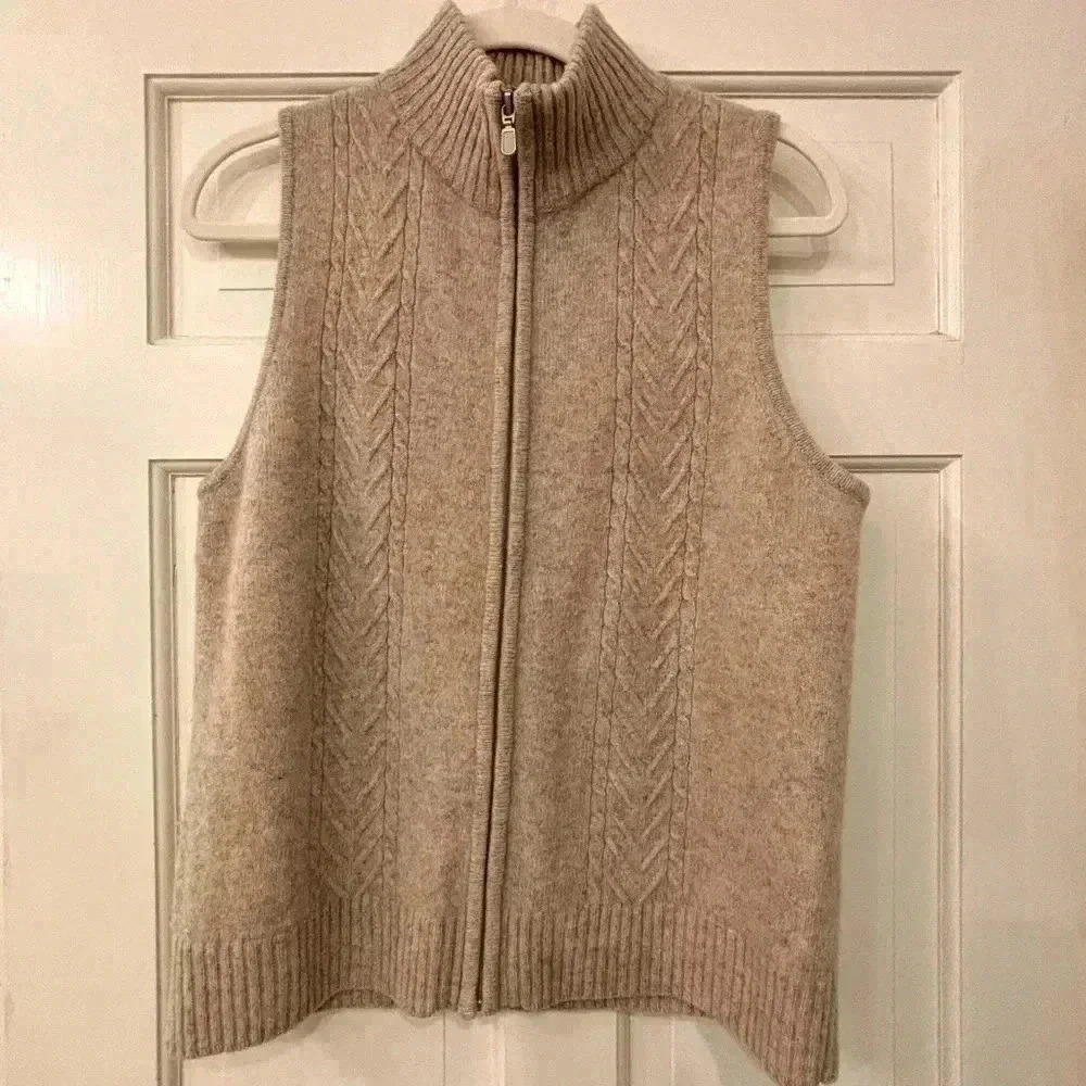 Pendleton woolen mills full zip cable knit sweater vest. Size medium.
